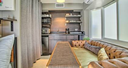 1 Mi to Deerfield Beach: Stylish Studio w/ Pool!