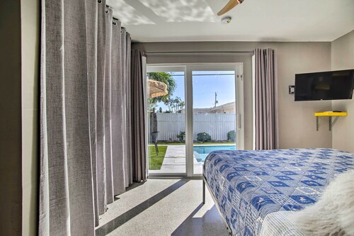 1 Mi to Deerfield Beach: Stylish Studio w/ Pool!