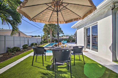 1 Mi to Deerfield Beach: Stylish Studio w/ Pool!