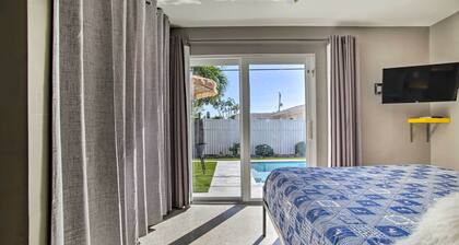 1 Mi to Deerfield Beach: Stylish Studio w/ Pool!