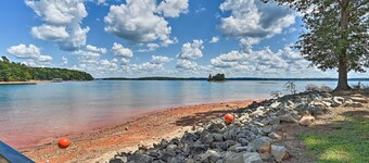 Chic House w/ Private Dock on Lake Hartwell!