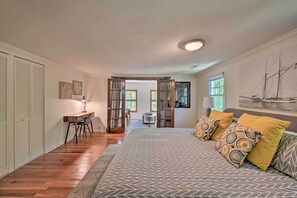 House (4 Bedrooms) | Interior - Chic House w/ Private Dock on Lake Hartwell! (Townville)