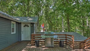 A wooden deck with a barbecue grill, a wooden fence, and a house with a door and windows. - Chic House w/ Private Dock on Lake Hartwell! (Townville)