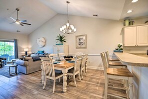 Interior - Coastal Myrtle Beach Condo w/ Pool Access! (Myrtle Beach)