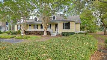 Cottage (2 Bedrooms) | Front of property