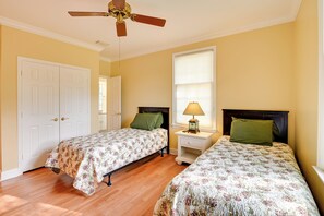 Interior - Cottage w/ Deck & Pool Access ~ 6 Mi to Beach (Murrells Inlet)