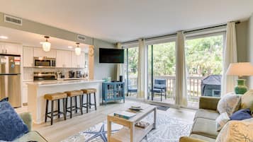 Apartment (2 Bedrooms) | Living area | TV, DVD player, books