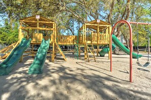 Interior - Pool, Spa & Dining: Beach Condo in Hilton Head! (Hilton Head Island)