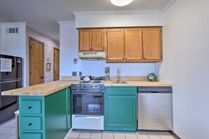 Interior - Pool, Spa & Dining: Beach Condo in Hilton Head! (Hilton Head Island)