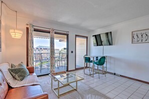 Interior - Pool, Spa & Dining: Beach Condo in Hilton Head! (Hilton Head Island)