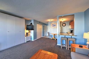 Apartment (0 Bedroom) | Interior - Cozy Destin Studio w/ Shared Pools + Beach Access! (Destin)