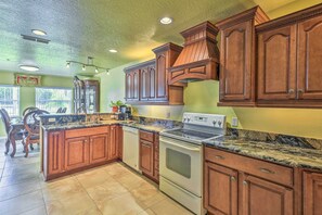 House (4 Bedrooms) | Private kitchen | Oven, stovetop, dishwasher, cookware/dishes/utensils