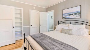 A bedroom with a bed, a wardrobe, and a painting on the wall. - Columbia Vacation Rental < 2 Mi to University (Columbia)