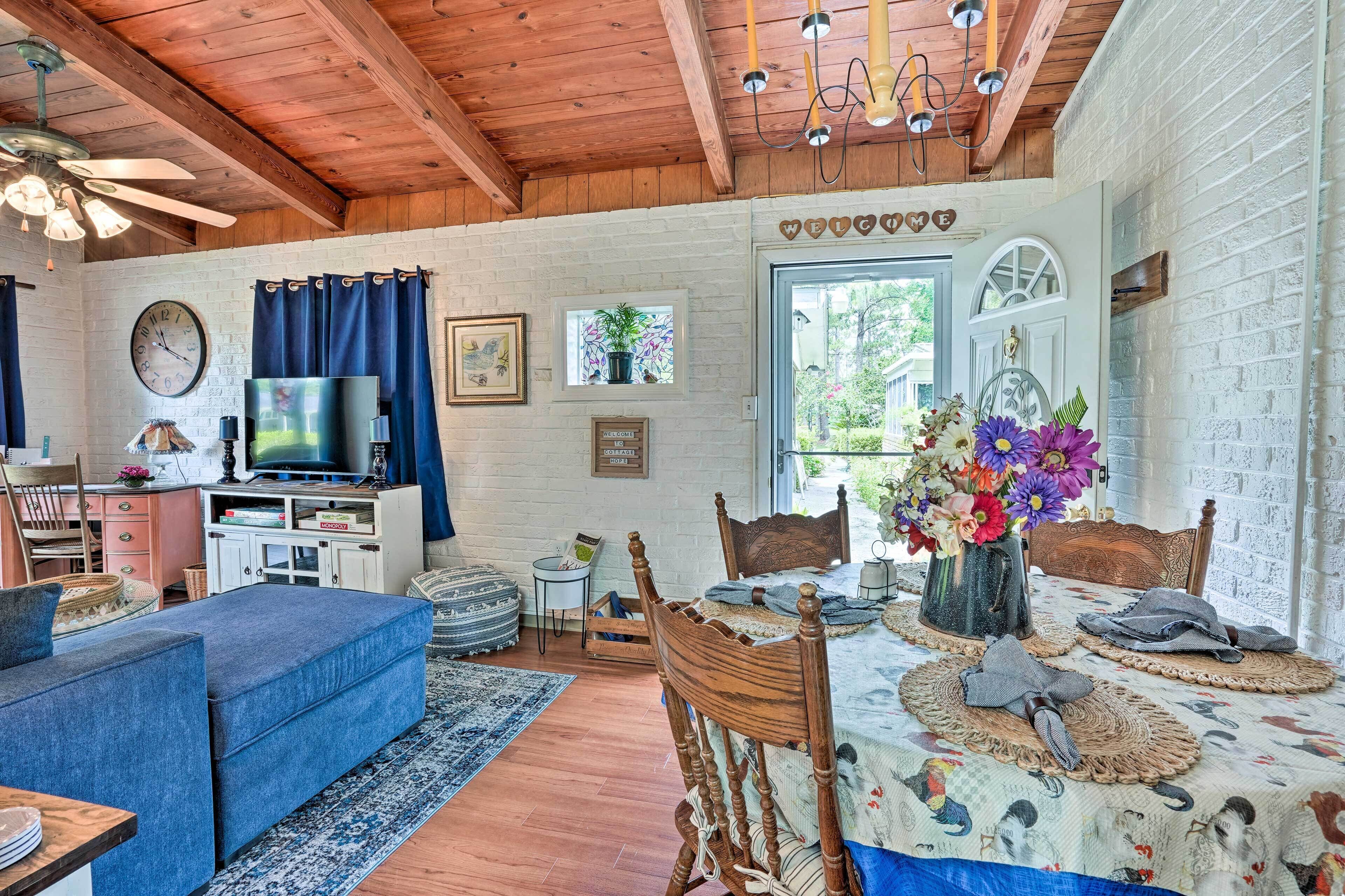 Cozy Cottage < Half-mi to Golfing!