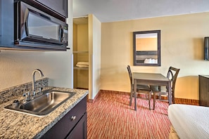 Iron/ironing board, bed sheets - Cozy Studio Condo w/ Resort Amenities Access! (Myrtle Beach)