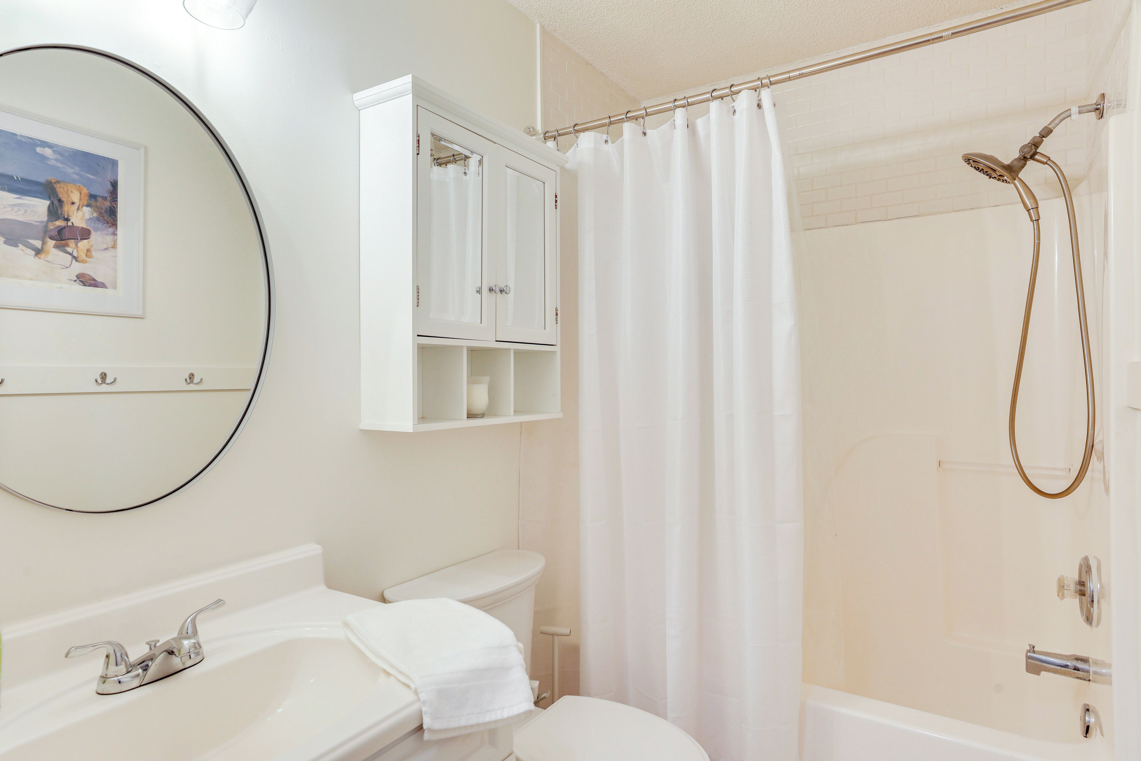 Une salle de bain équipée de toilettes, d’un lavabo et d’une douche.