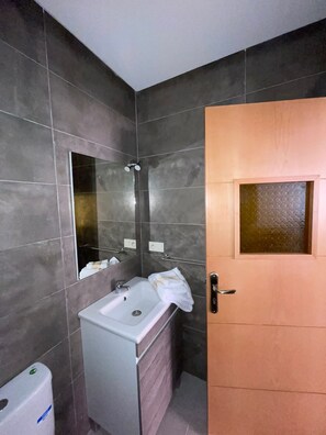 Douche, sĂšche-cheveux, serviettes fournies, savon