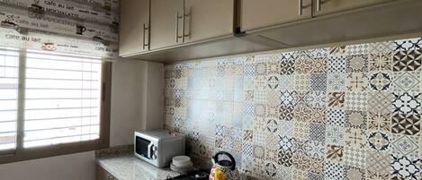 Réfrigérateur, micro-ondes, plaque de cuisson, cafetière/bouilloire