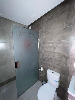 Douche, sĂšche-cheveux, serviettes fournies, savon
