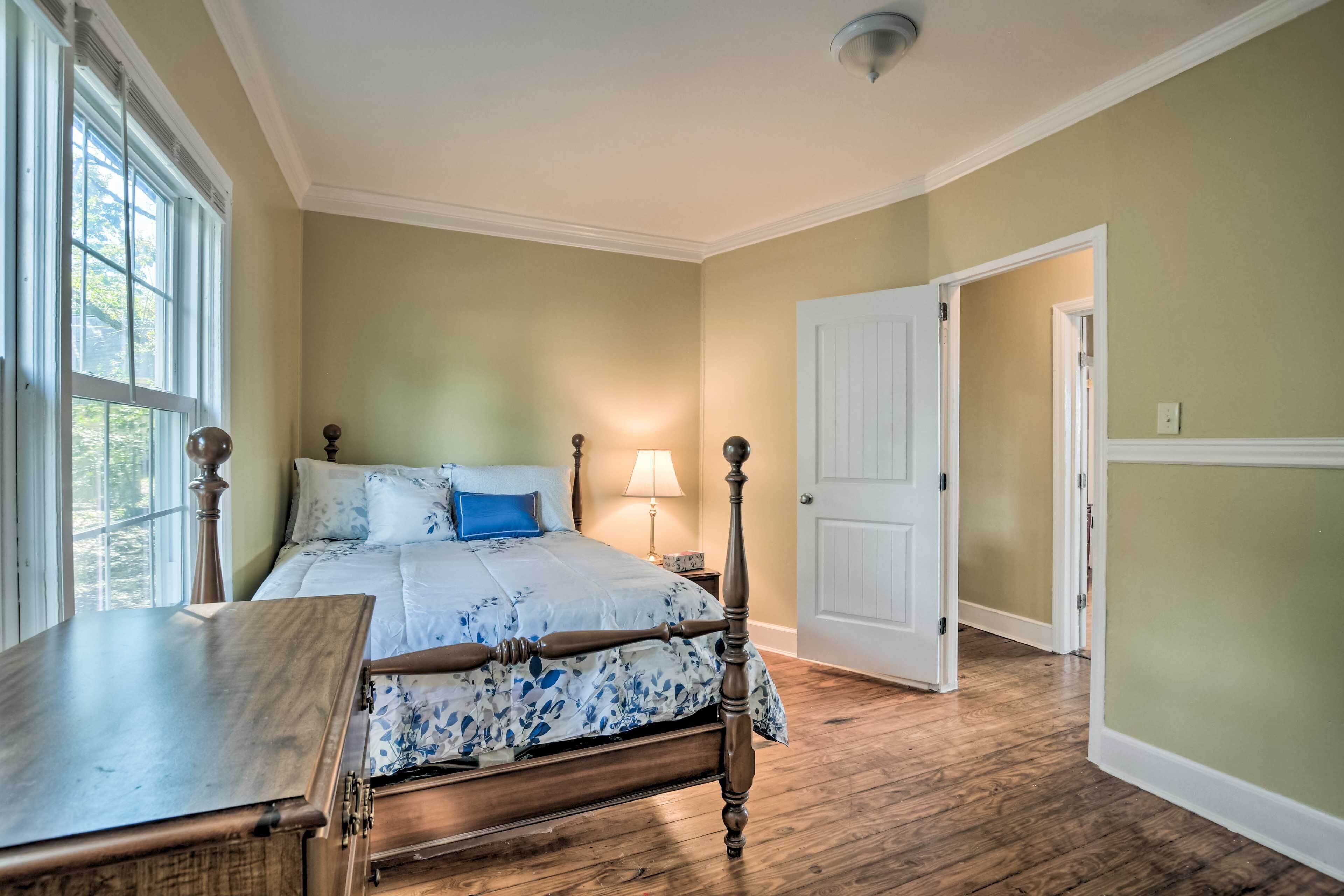 Cozy Greenville Bungalow ~ 2 Mi to Downtown!