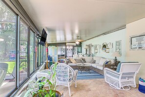 Interior - Canal-front Outdoor Oasis: Home in Crystal Water (Crystal River)