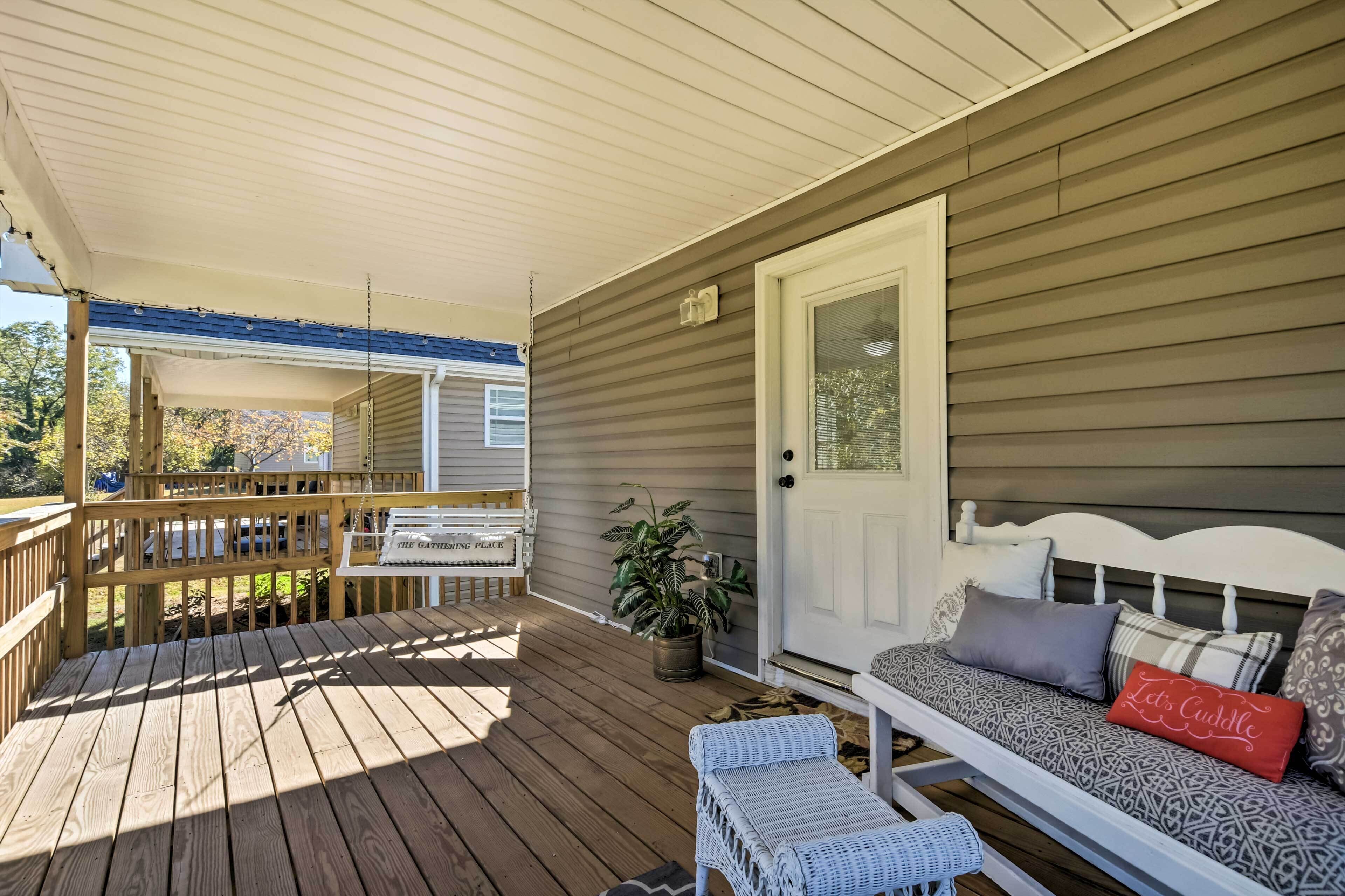 Family-friendly Greer Home w/ Balcony & Yard!