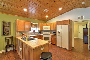 Cottage (1 Bedroom) | Interior - Crystal River Cottage on 1 Acre w/ Deck & Porch! (Crystal River)