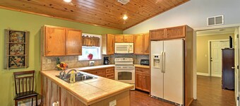 Crystal River Cottage on 1 Acre w/ Deck & Porch!