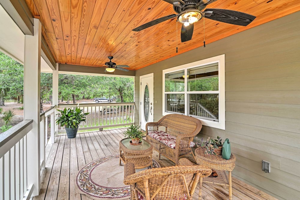 Crystal River Cottage on 1 Acre w/ Deck & Porch! - Inglis, FL