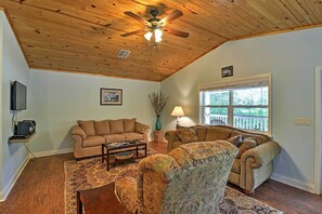 Cottage (1 Bedroom) | Interior - Crystal River Cottage on 1 Acre w/ Deck & Porch! (Crystal River)