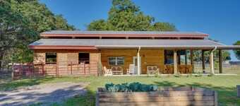 Farm Stay: Modern Barndominium in Lakeland!
