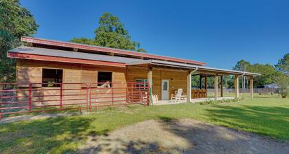 Farm Stay: Modern Barndominium in Lakeland!