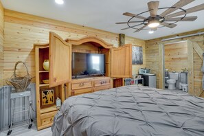 Interior - Farm Stay: Modern Barndominium in Lakeland! (Lakeland)