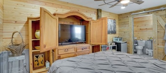 Farm Stay: Modern Barndominium in Lakeland!