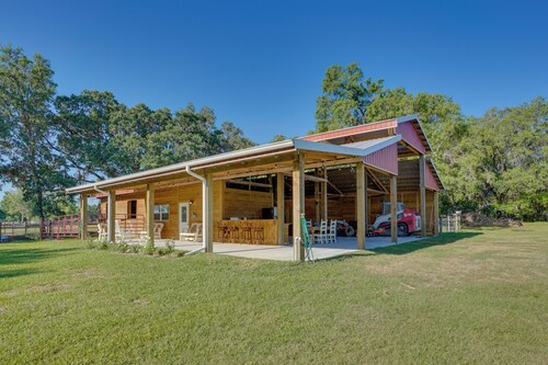 Farm Stay: Modern Barndominium in Lakeland!