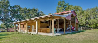 Farm Stay: Modern Barndominium in Lakeland!