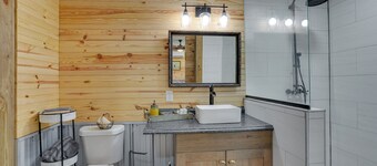 Farm Stay: Modern Barndominium in Lakeland!