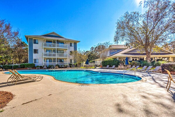 Outdoor pool - Fiddler's Cove Condo By Golf Course & Beach! (Hilton Head Island)