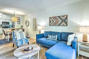 Living area - Fiddler's Cove Condo By Golf Course & Beach! (Hilton Head Island)