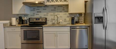 Apartment (1 Bedroom) | Private kitchen | Microwave, oven, stovetop, dishwasher