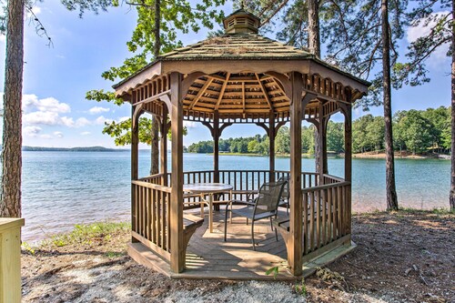 Keowee Keys Home w/ Mountains View & Lake Access!
