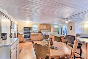 Microwave, oven, stovetop, cookware/dishes/utensils - Garnett Cottage < 1 Mi to Savannah River! (Garnett)
