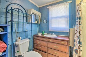 Bathroom - Garnett Cottage < 1 Mi to Savannah River! (Garnett)