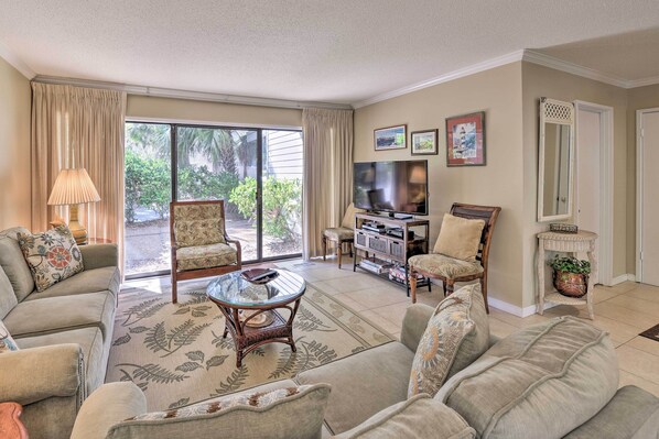 Living area - Hilton Head Resort Villa - 200 Yards From Beach! (Hilton Head Island)