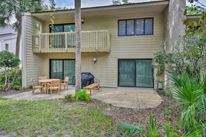 Outdoor dining - Hilton Head Escape w/ Private Beach Access! (Hilton Head Island)