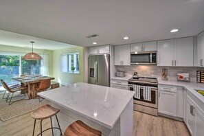 Vil·la (3 Bedrooms) | Cuina privada | Microones, forn, placa de cuina i rentaplats 