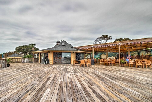 Beach & Pool Access: Hilton Head Condo w/ Balcony