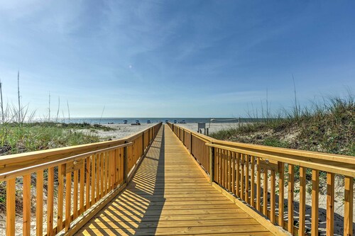 Community Pool & Bikes: Hilton Head Family Condo