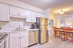 Apartment (2 Bedrooms) | Interior - Hilton Head Condo: Pool, Hot Tub & Tennis Access! (Hilton Head Island)