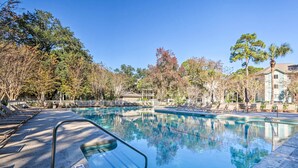 A swimming pool with lounge chairs and palm trees. - Hilton Head Condo: Pool, Hot Tub & Tennis Access! (Hilton Head Island)
